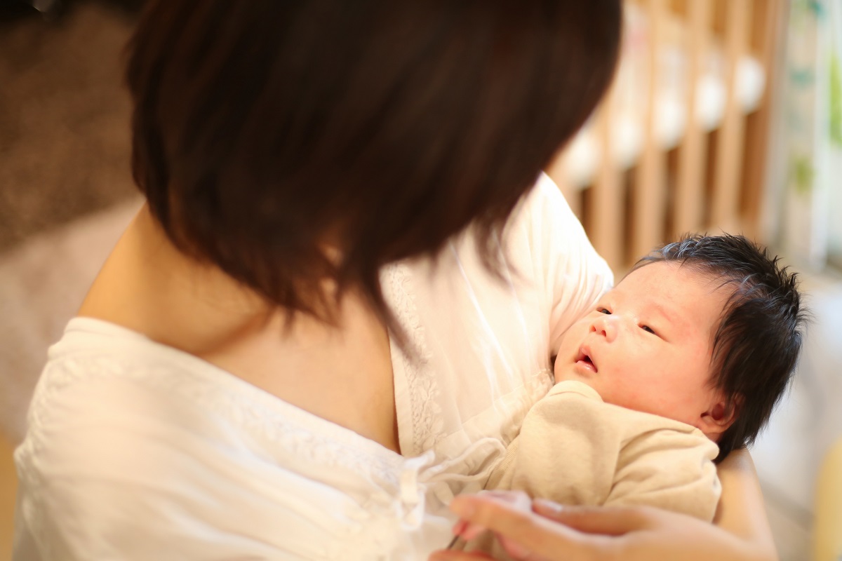 指を握る赤子の手